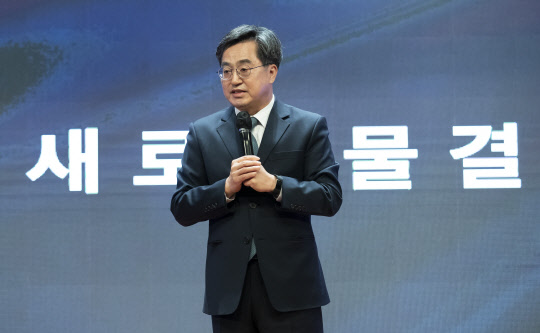 무소속으로 대선 출마를 선언한 김동연 전 경제부총리 겸 기획재정부 장관이 24일 서울 마포구 상암동 누리꿈 스퀘어 국제회의실에서 열린 '새로운물결(가칭)' 창당 발기인 대회에서 인사말을 하고 있다.국회사진기자단·연합뉴스